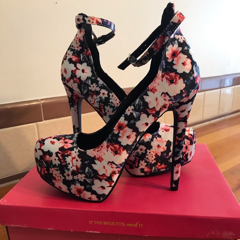 Floral pumps!